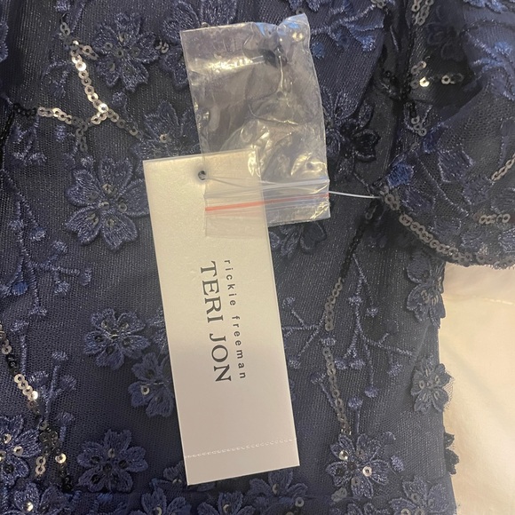 TERI JON BY RICKIE FREEMAN - MIDI - NWT - Size 4 -Beautiful Cocktail Dress -Navy - Picture 6 of 6